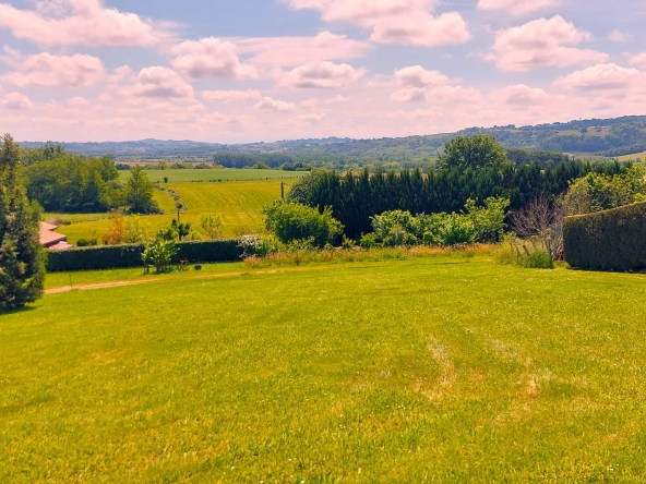 Terrain constructible de 2032 m² avec belle vue à Guiche