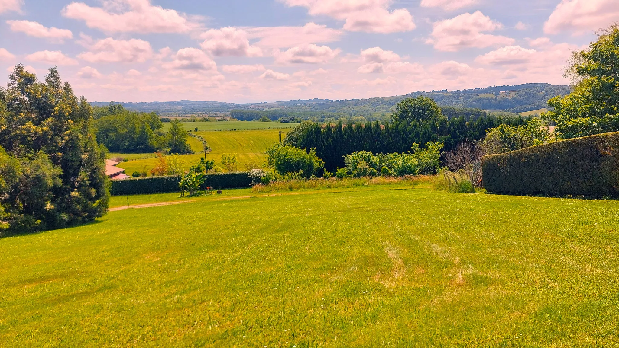 Terrain constructible de 2032 m² avec belle vue à Guiche 