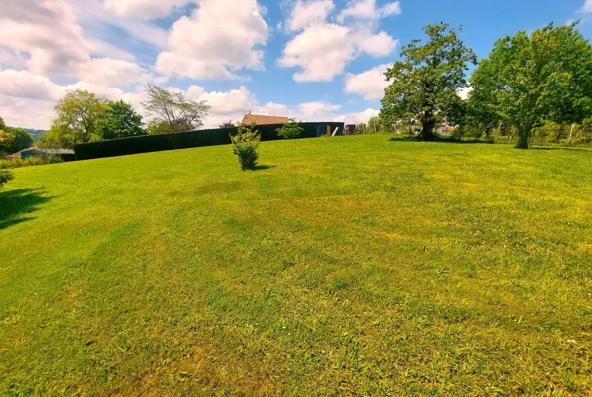 Terrain constructible de 2032 m² avec belle vue à Guiche 