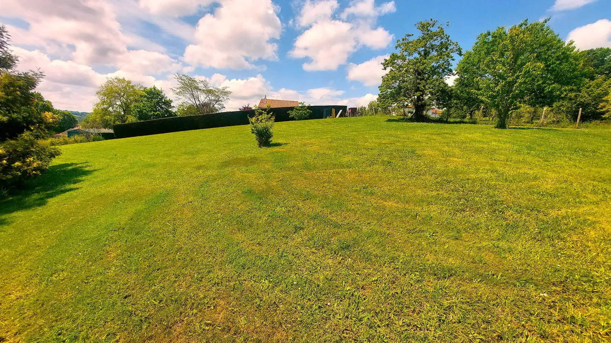 Terrain constructible de 2032 m² avec belle vue à Guiche 