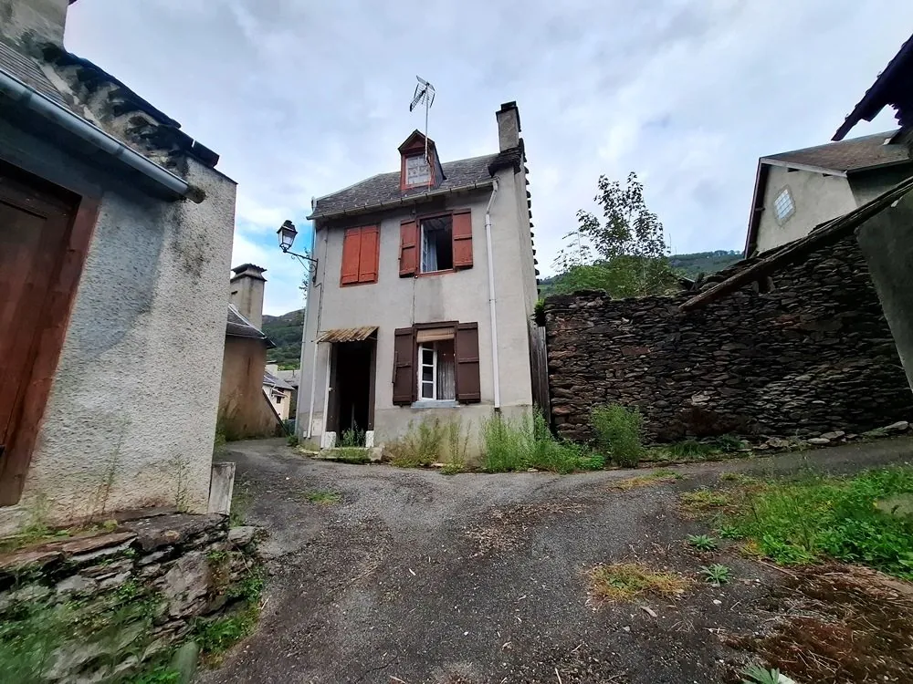 Charmante maison à rénover de 62 m² avec jardin et potentiel près des stations de ski 