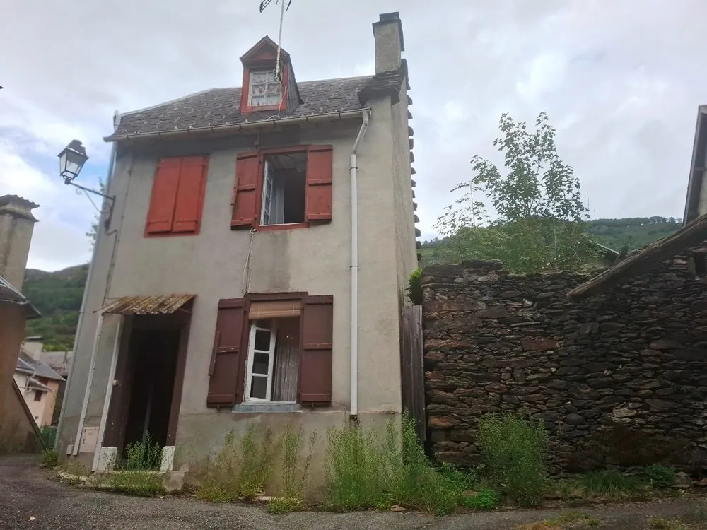 Charmante maison à rénover de 62 m² avec jardin et potentiel près des stations de ski 