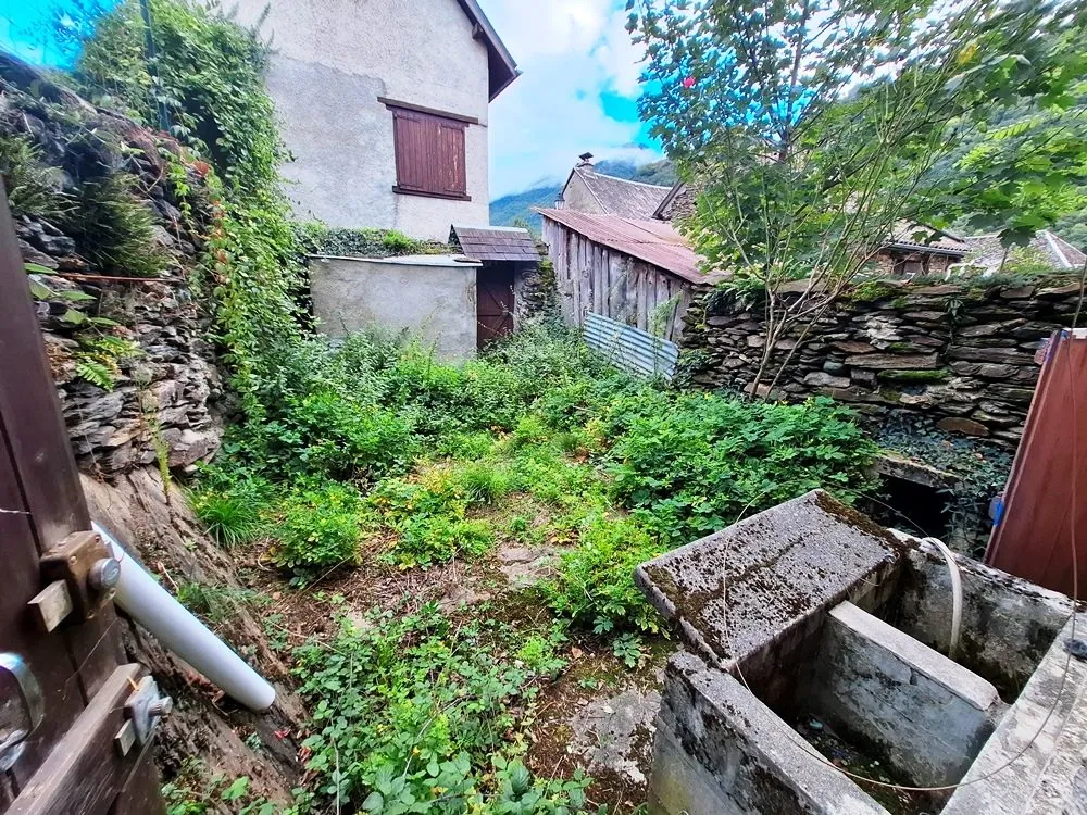 Charmante maison à rénover de 62 m² avec jardin et potentiel près des stations de ski 