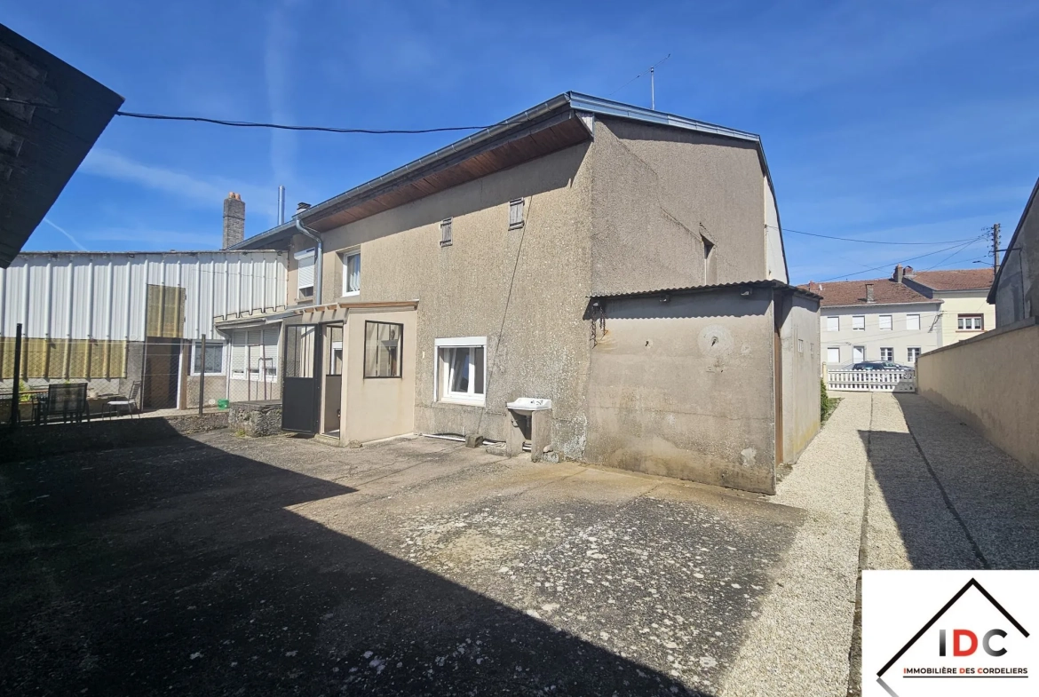 Maison de village à vendre avec jardin et garage près de Dieuze 