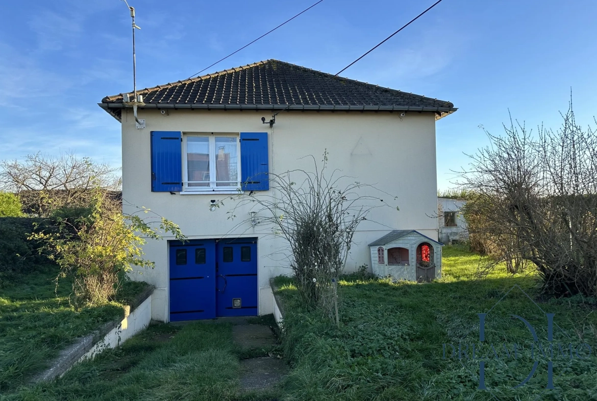 Façade avant nord-ouest Maison à vendre à Bois-Jérôme avec grand terrain et potentiel de rénovation 