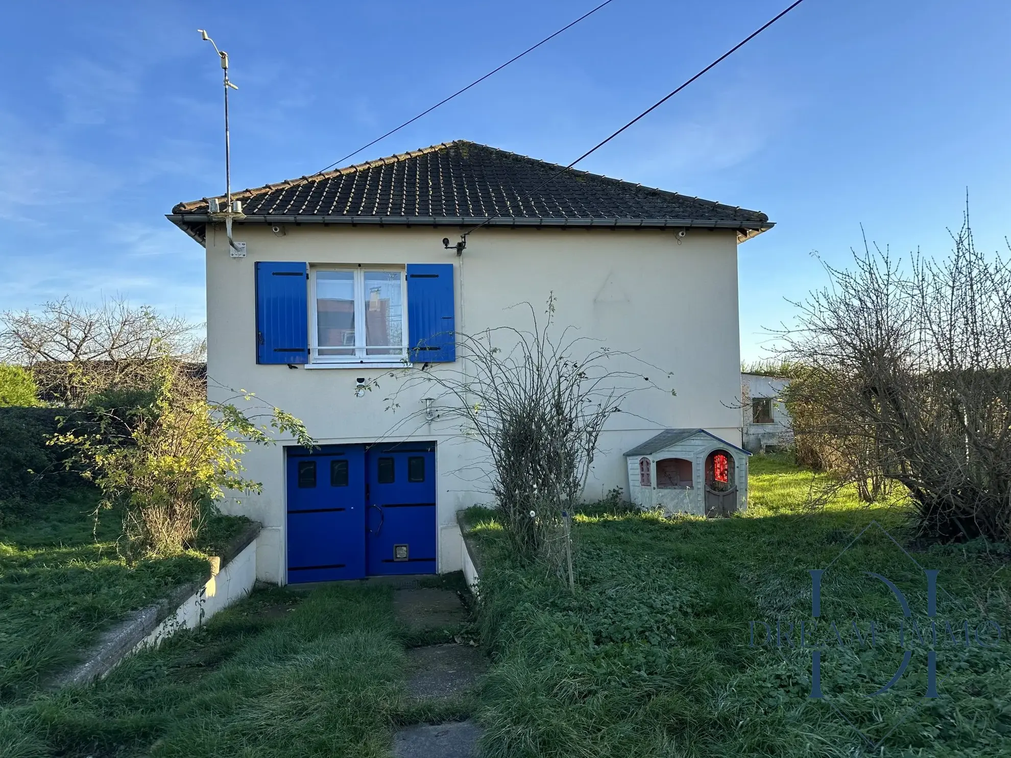 Façade avant nord-ouest Maison à vendre à Bois-Jérôme avec grand terrain et potentiel de rénovation 