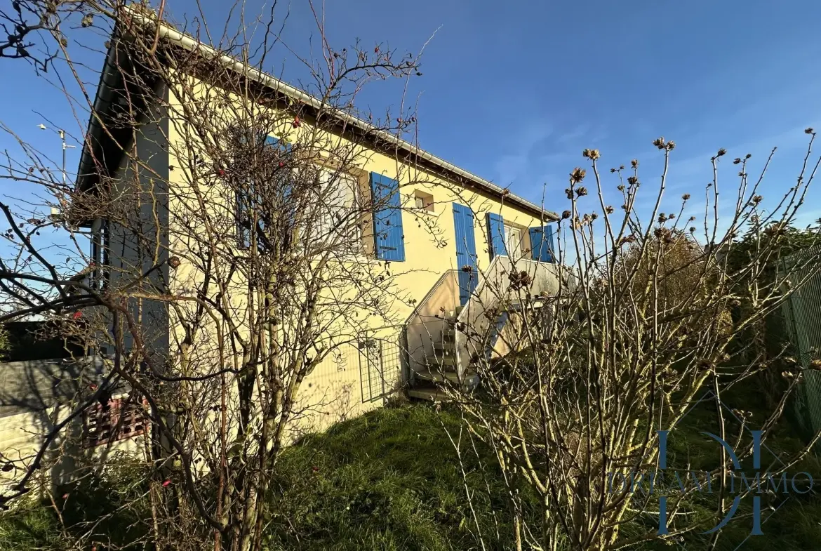 Côté avec balcon. Maison à vendre à Bois-Jérôme avec grand terrain et potentiel de rénovation 
