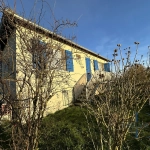 Côté avec balcon. Maison à vendre à Bois-Jérôme avec grand terrain et potentiel de rénovation