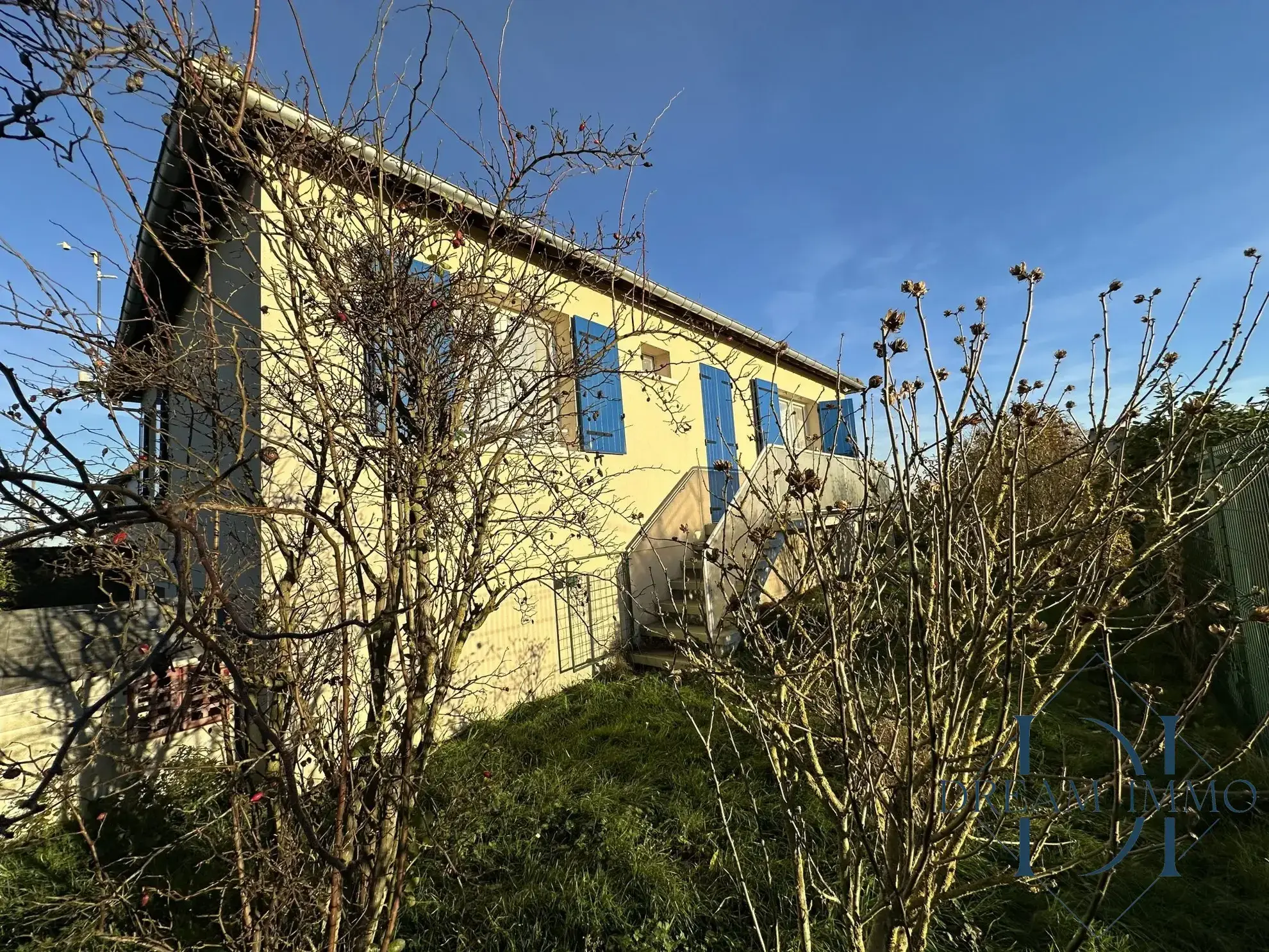 Côté avec balcon. Maison à vendre à Bois-Jérôme avec grand terrain et potentiel de rénovation 