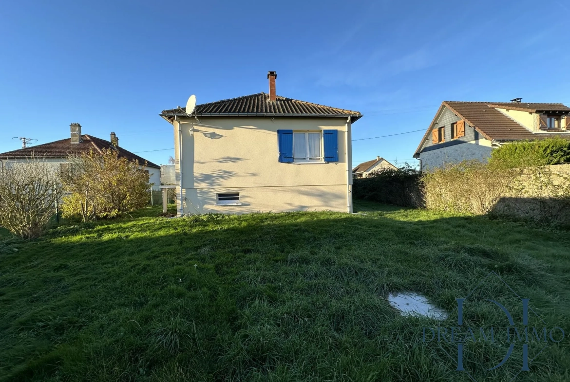 Arrière sud-est. Maison à vendre à Bois-Jérôme avec grand terrain et potentiel de rénovation 