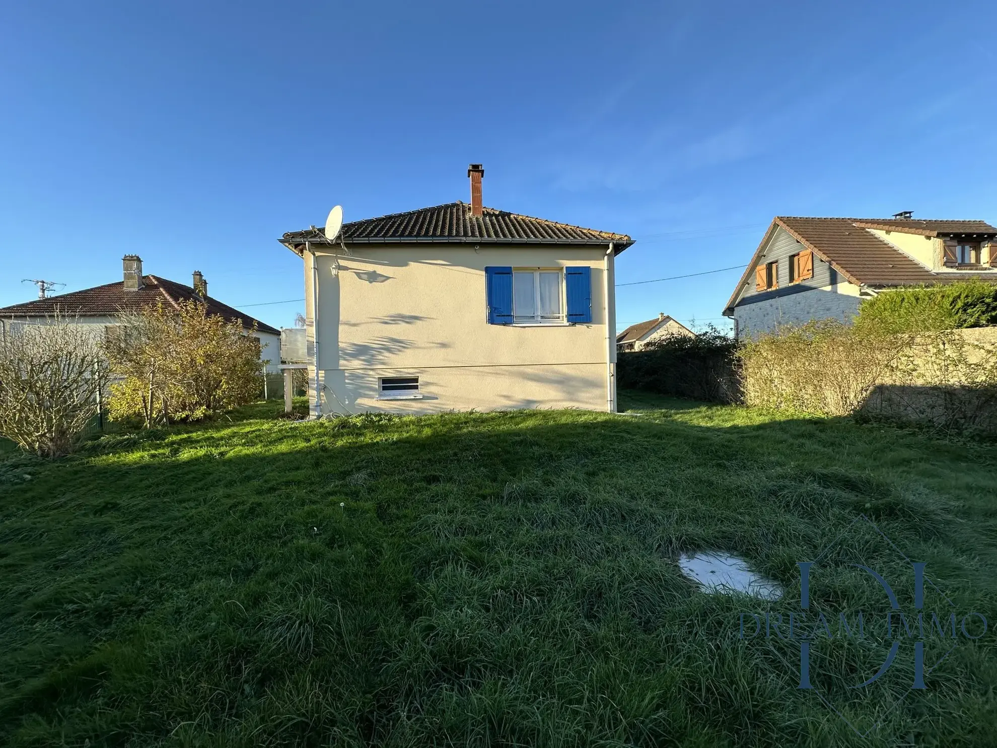 Arrière sud-est. Maison à vendre à Bois-Jérôme avec grand terrain et potentiel de rénovation 