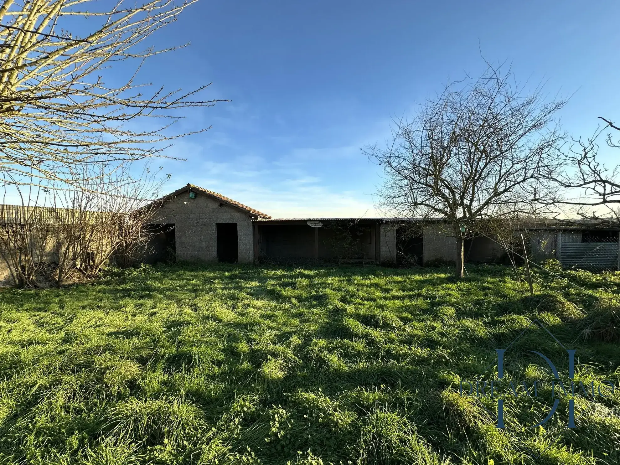 Dépendances cadastrées Maison à vendre à Bois-Jérôme avec grand terrain et potentiel de rénovation 
