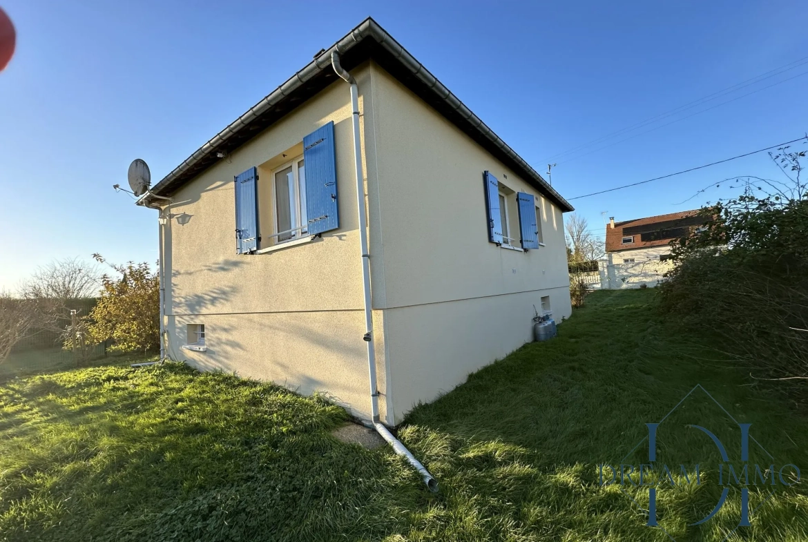 Arrière et côté. Maison à vendre à Bois-Jérôme avec grand terrain et potentiel de rénovation 