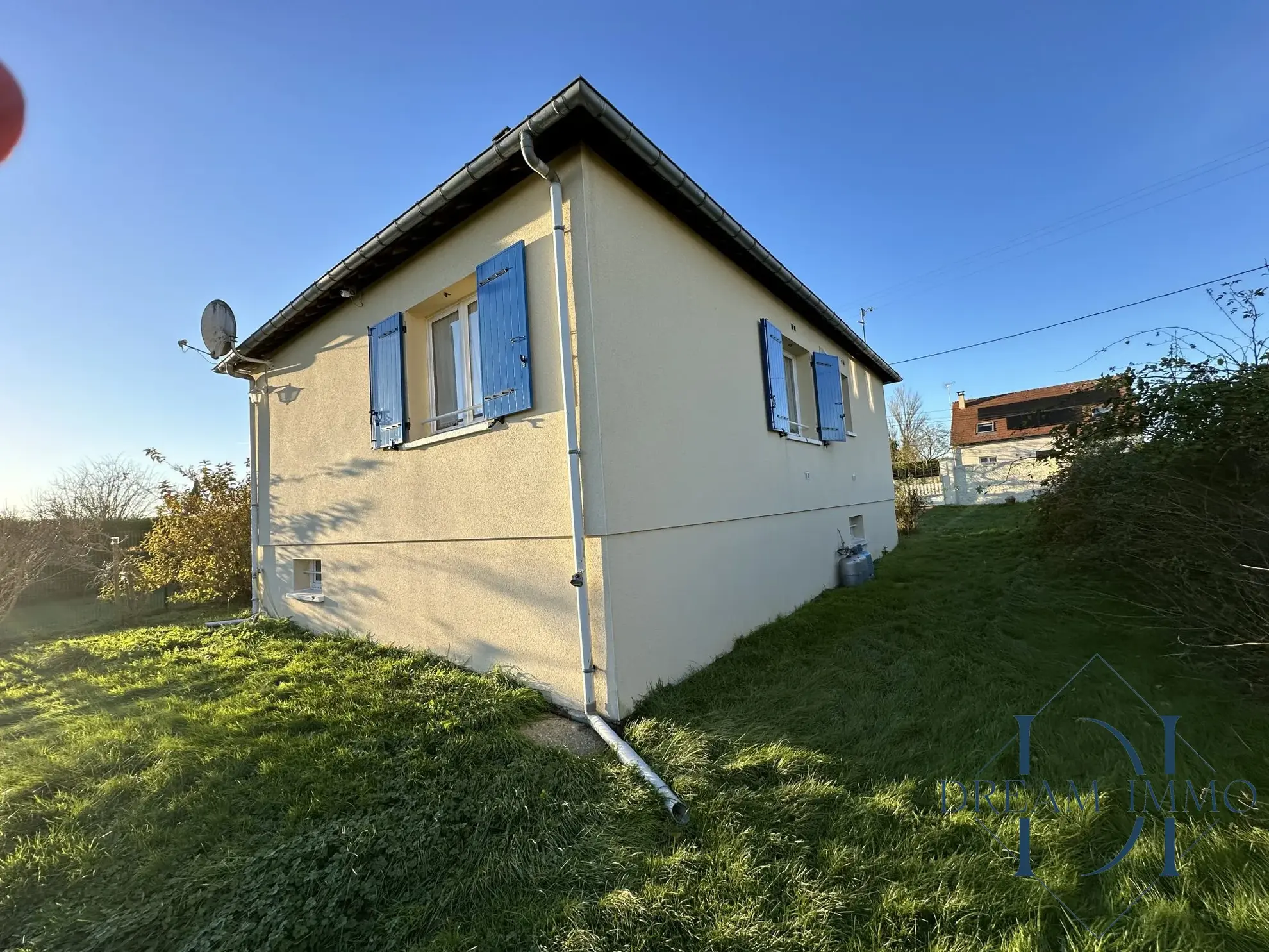 Arrière et côté. Maison à vendre à Bois-Jérôme avec grand terrain et potentiel de rénovation 