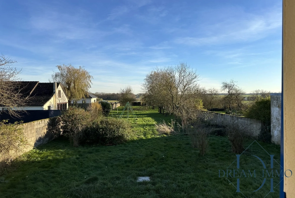 Vue du salon Maison à vendre à Bois-Jérôme avec grand terrain et potentiel de rénovation 