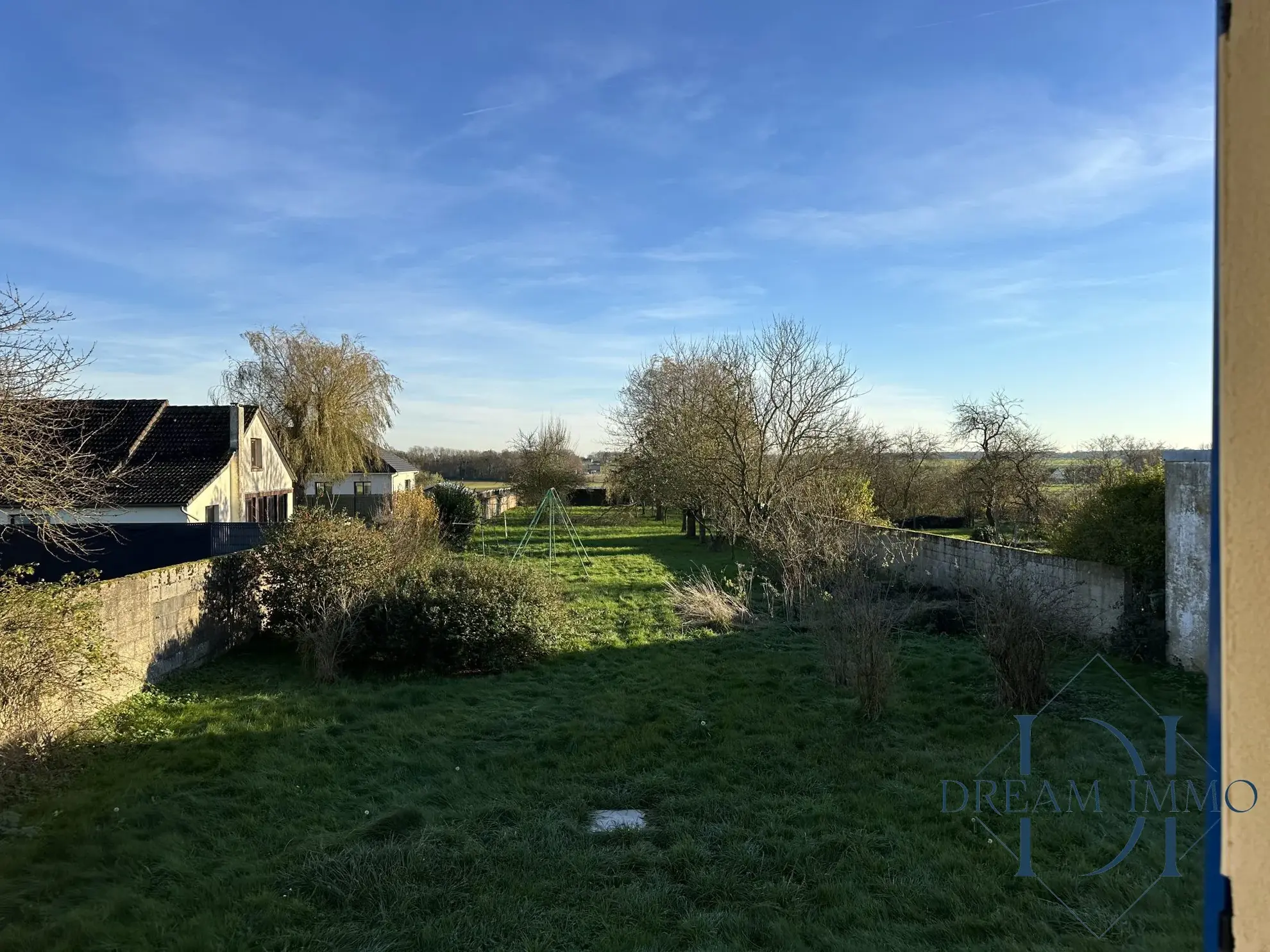 Vue du salon Maison à vendre à Bois-Jérôme avec grand terrain et potentiel de rénovation 