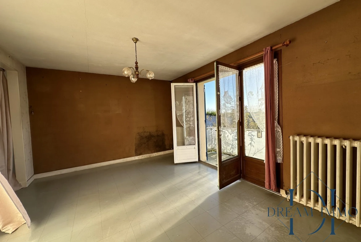 Séjour avec accès balcon. Maison à vendre à Bois-Jérôme avec grand terrain et potentiel de rénovation 