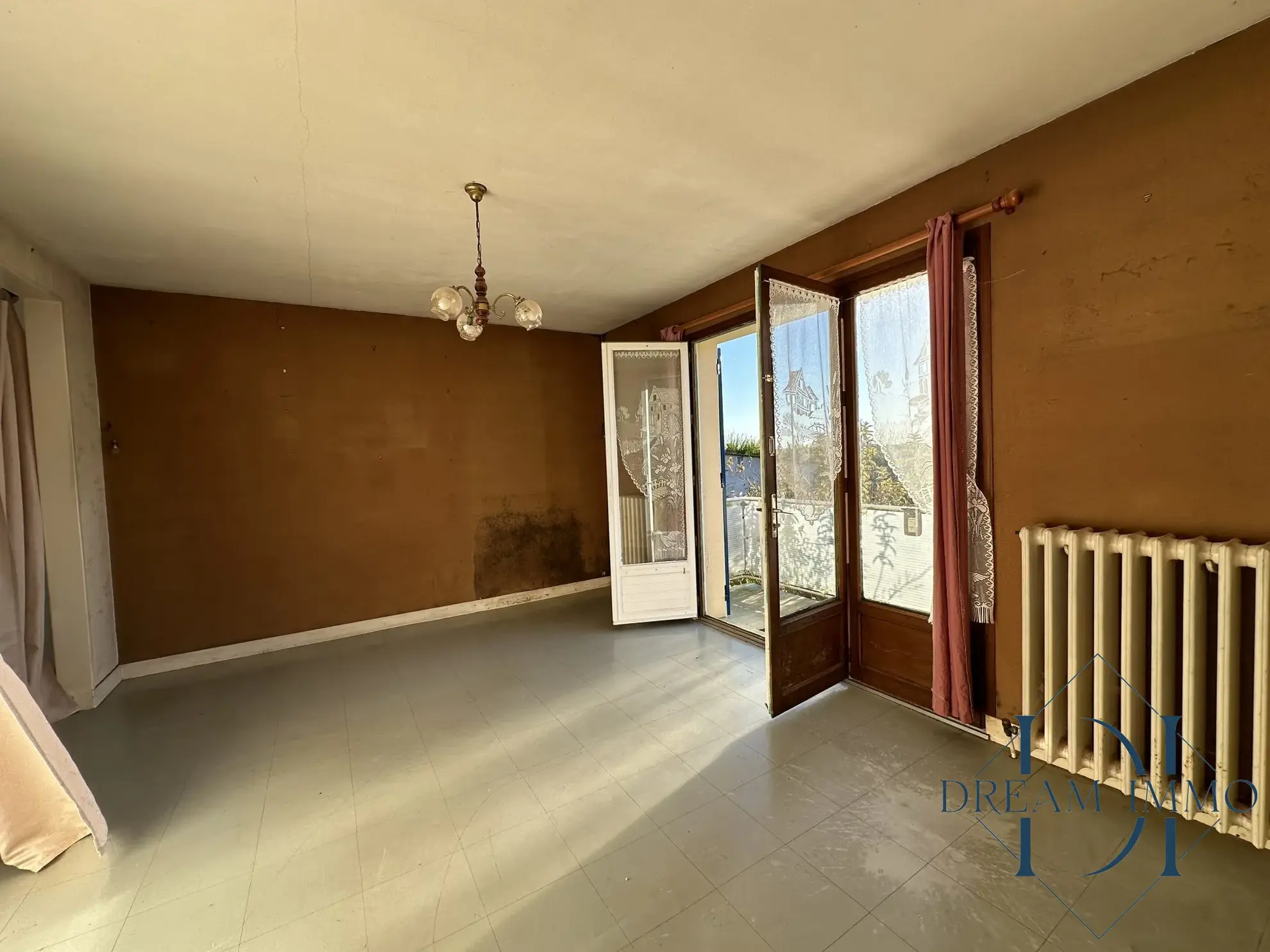 Séjour avec accès balcon. Maison à vendre à Bois-Jérôme avec grand terrain et potentiel de rénovation 