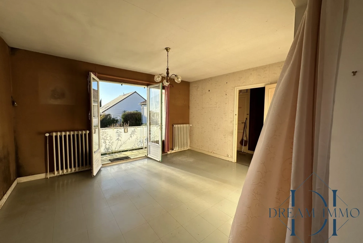 Maison à vendre à Bois-Jérôme avec grand terrain et potentiel de rénovation 
