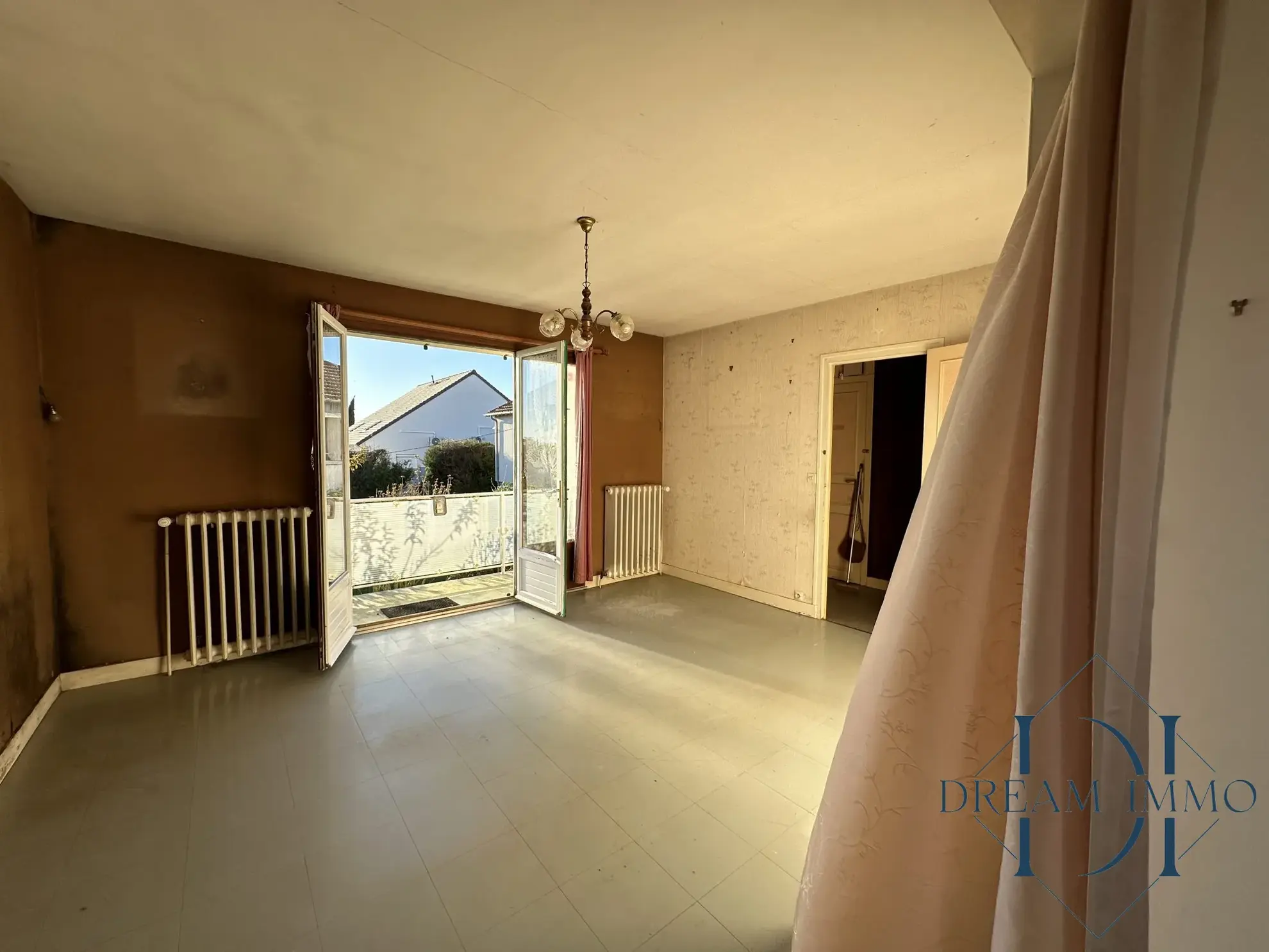 Maison à vendre à Bois-Jérôme avec grand terrain et potentiel de rénovation 