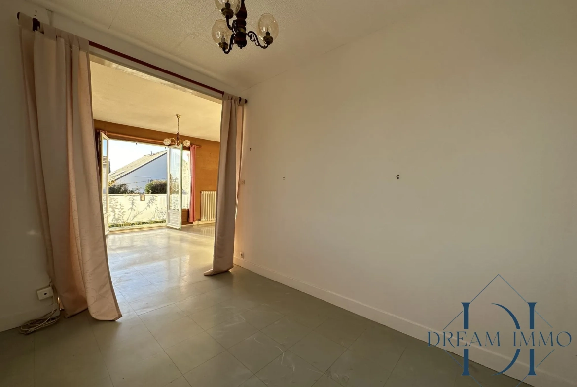 Salon Maison à vendre à Bois-Jérôme avec grand terrain et potentiel de rénovation 