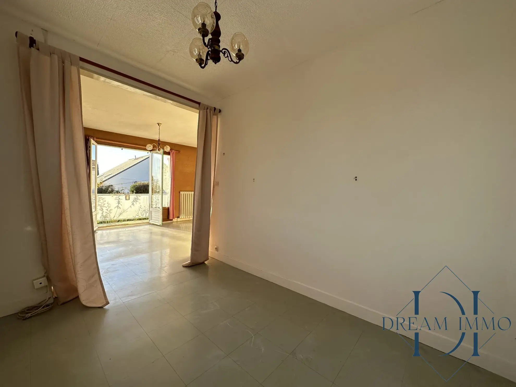 Salon Maison à vendre à Bois-Jérôme avec grand terrain et potentiel de rénovation 