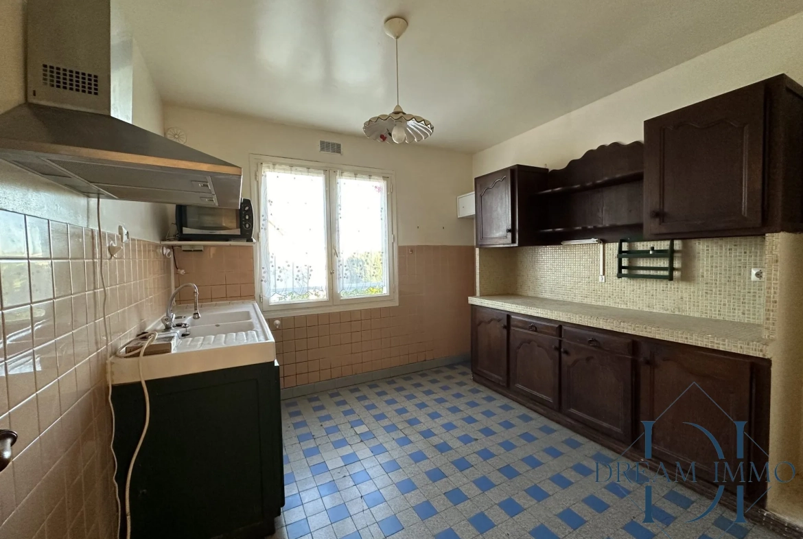 Maison à vendre à Bois-Jérôme avec grand terrain et potentiel de rénovation 