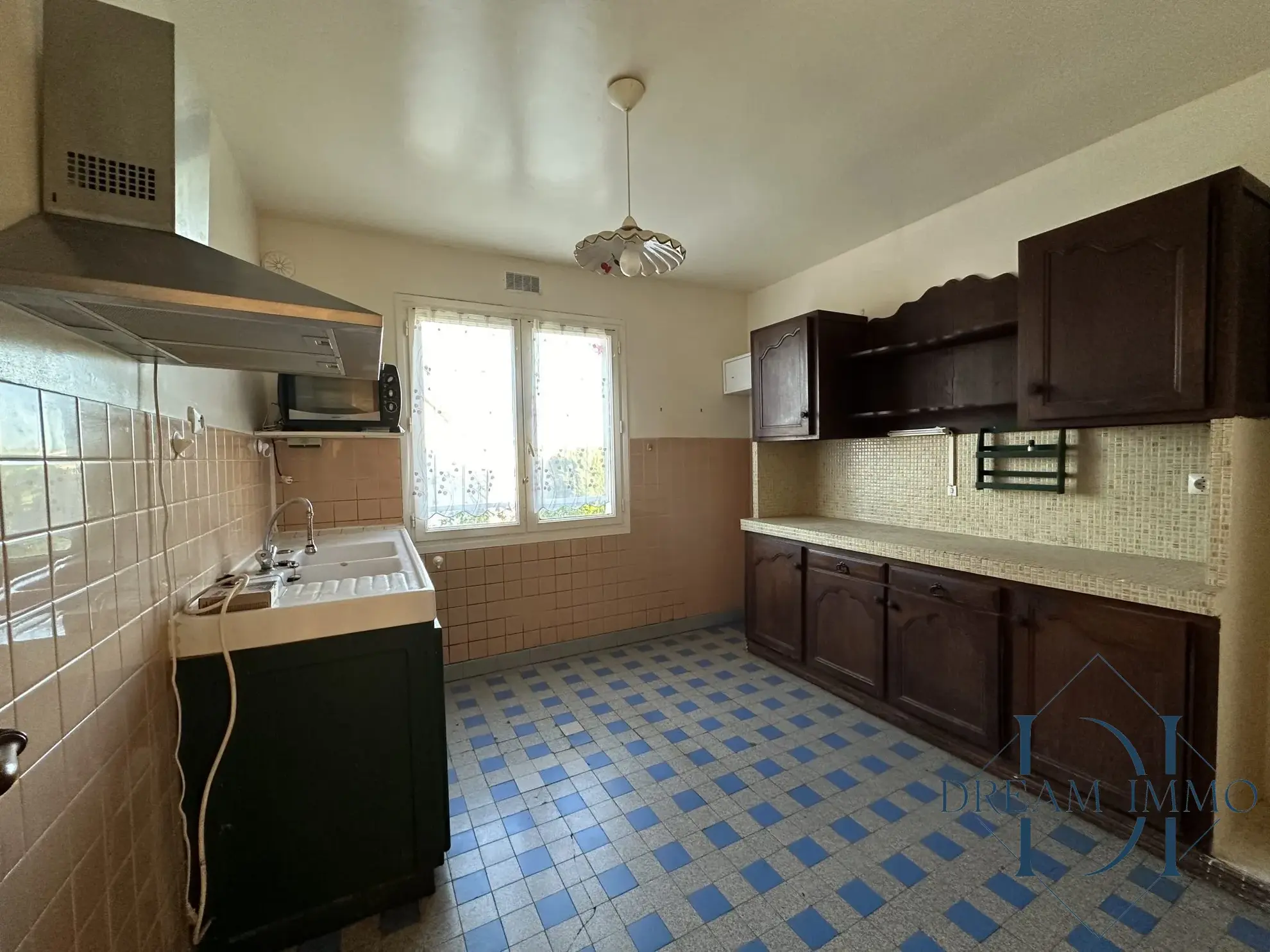 Maison à vendre à Bois-Jérôme avec grand terrain et potentiel de rénovation 