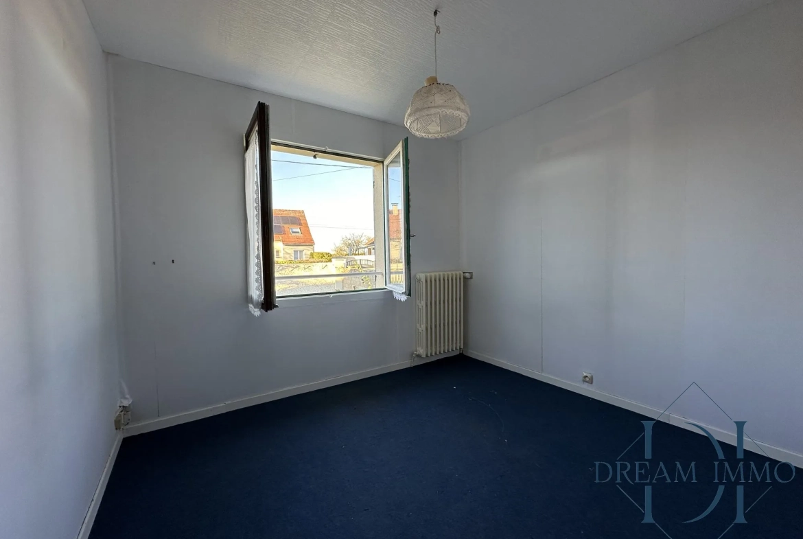 Chambre 1  Maison à vendre à Bois-Jérôme avec grand terrain et potentiel de rénovation 