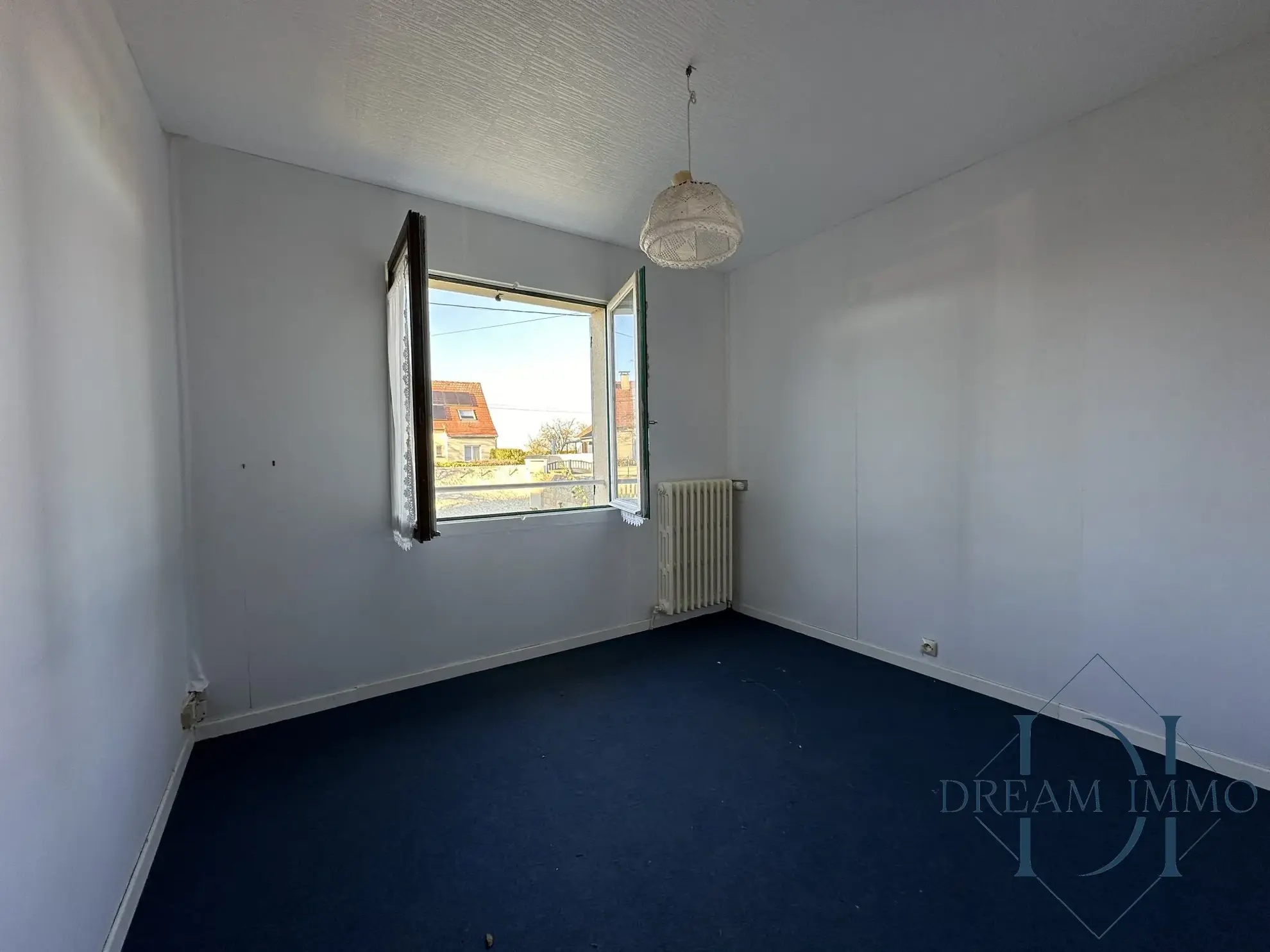 Chambre 1  Maison à vendre à Bois-Jérôme avec grand terrain et potentiel de rénovation 