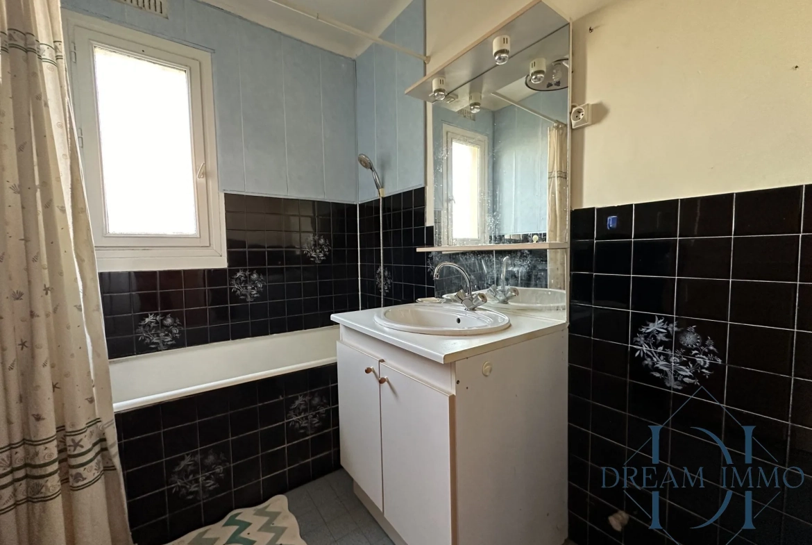 Maison à vendre à Bois-Jérôme avec grand terrain et potentiel de rénovation 