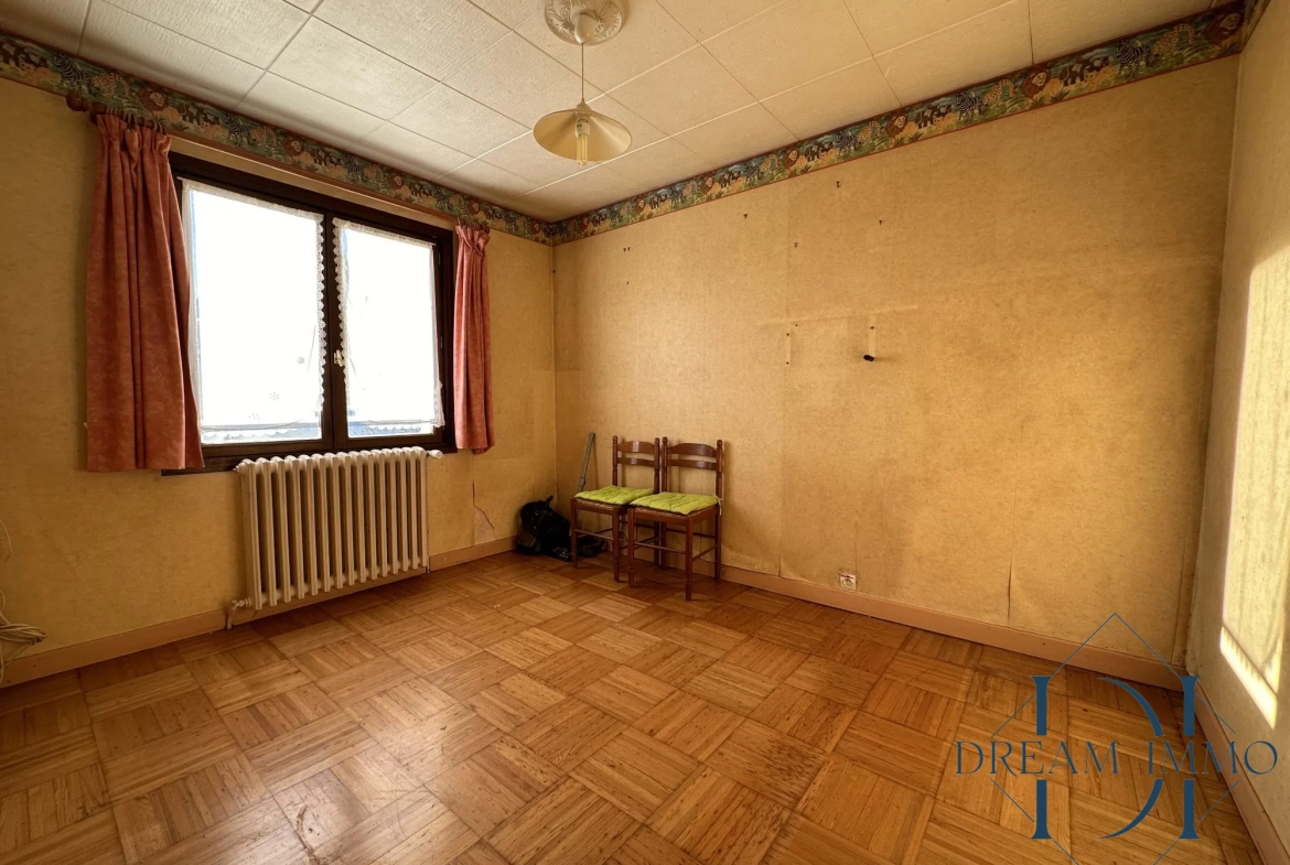 Chambre 2 Maison à vendre à Bois-Jérôme avec grand terrain et potentiel de rénovation 