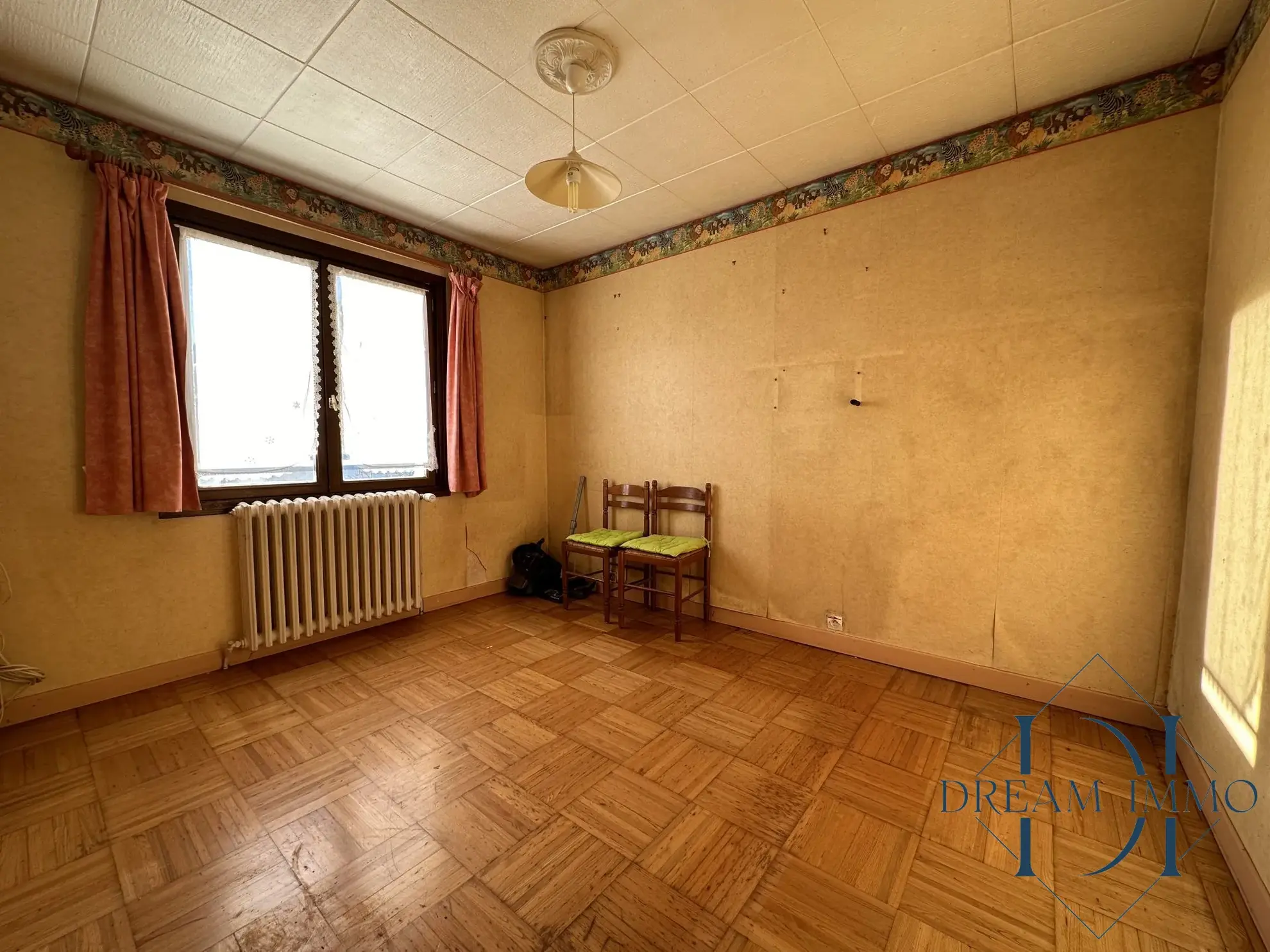 Chambre 2 Maison à vendre à Bois-Jérôme avec grand terrain et potentiel de rénovation 
