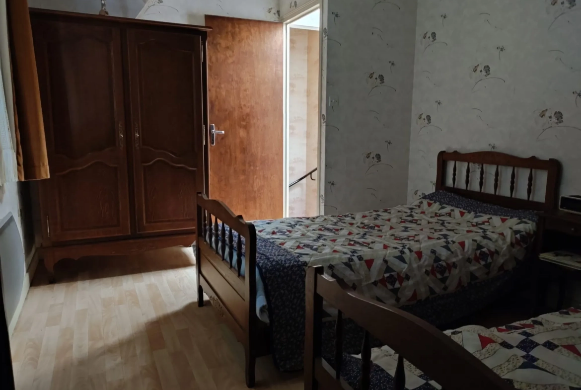 Maison à vendre à Fougerès - 4 chambres, jardin et potentiel d'extension 