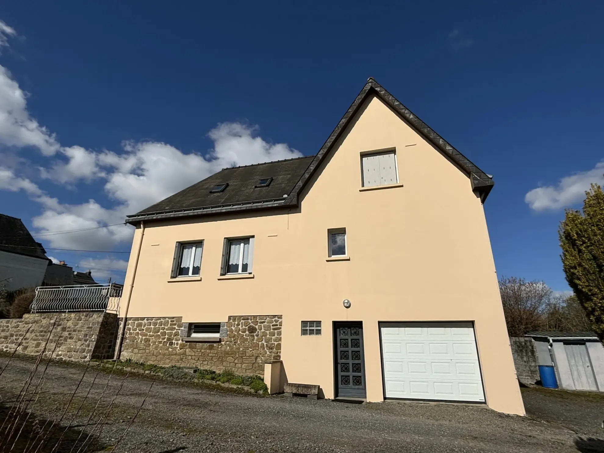 Maison à vendre à Fougerès - 4 chambres, jardin et potentiel d'extension 