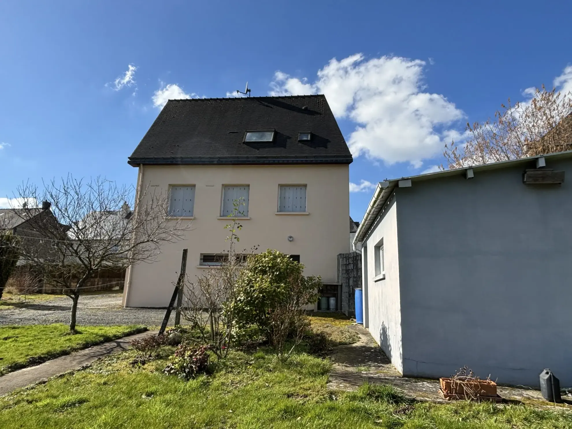 Maison à vendre à Fougerès - 4 chambres, jardin et potentiel d'extension 