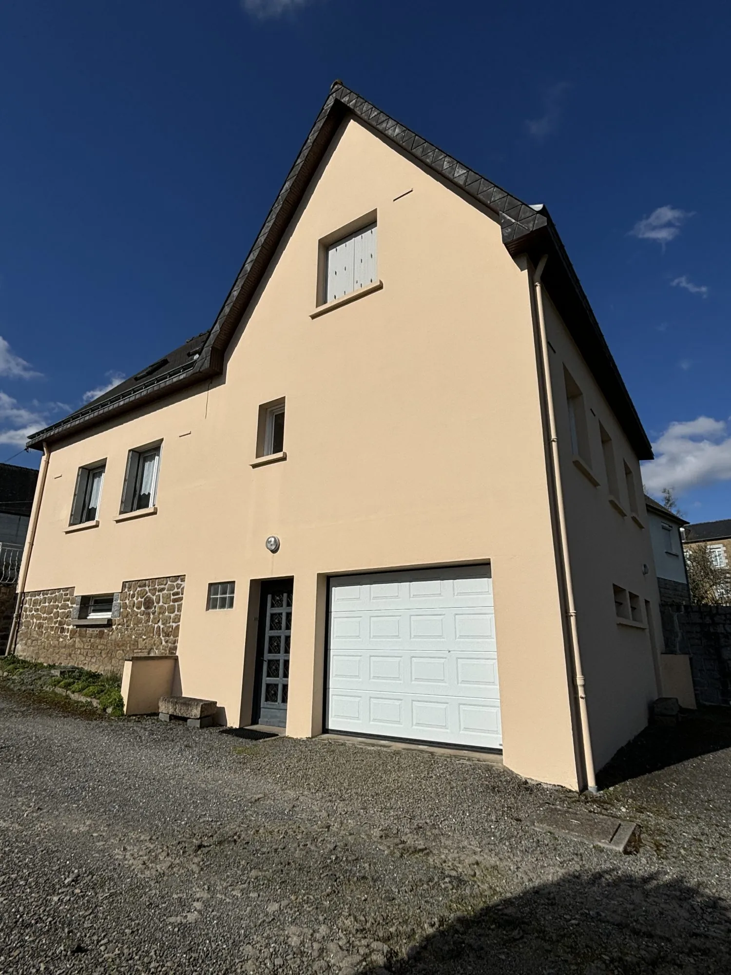 Maison à vendre à Fougerès - 4 chambres, jardin et potentiel d'extension 