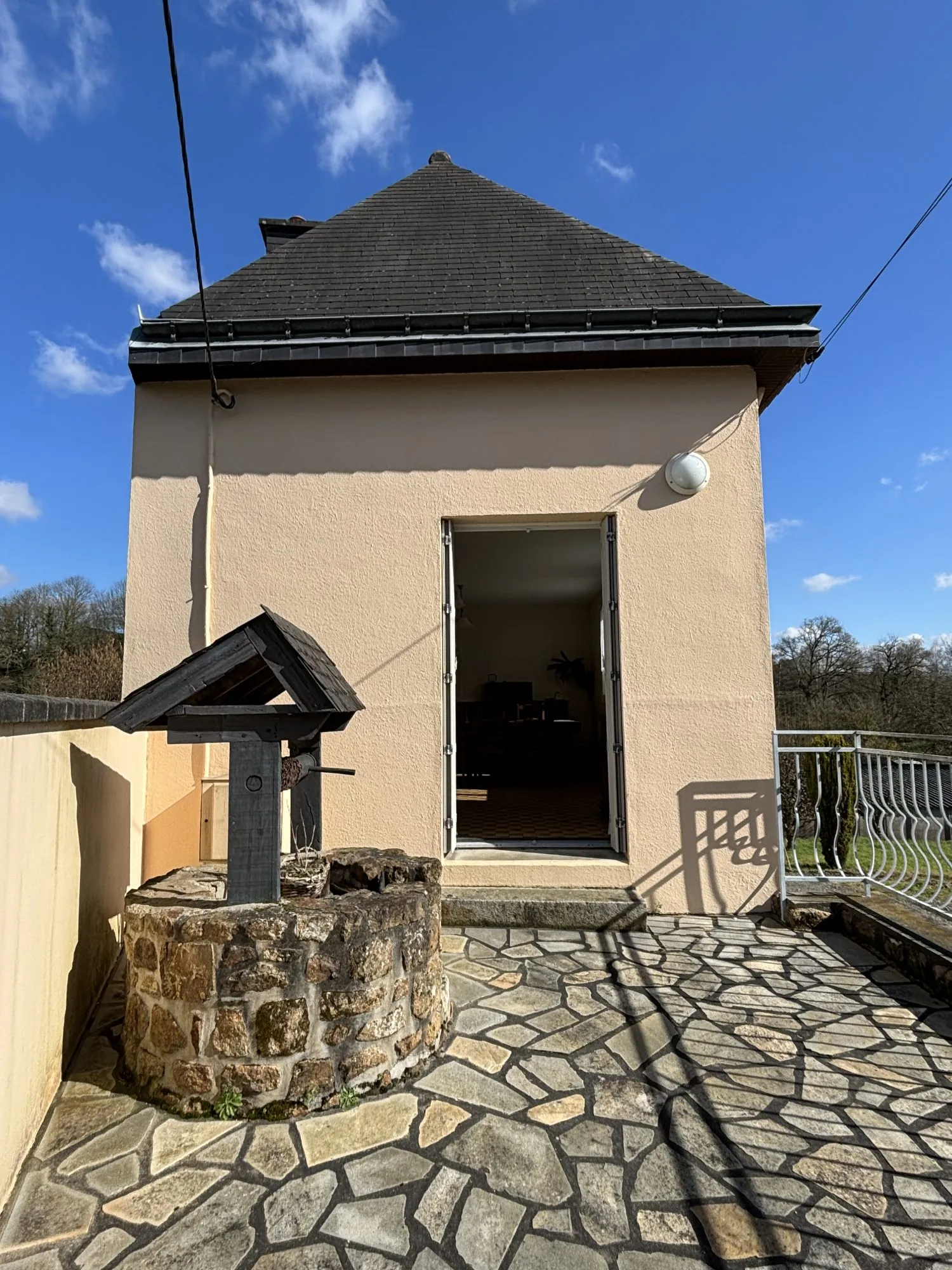 Maison à vendre à Fougerès - 4 chambres, jardin et potentiel d'extension 