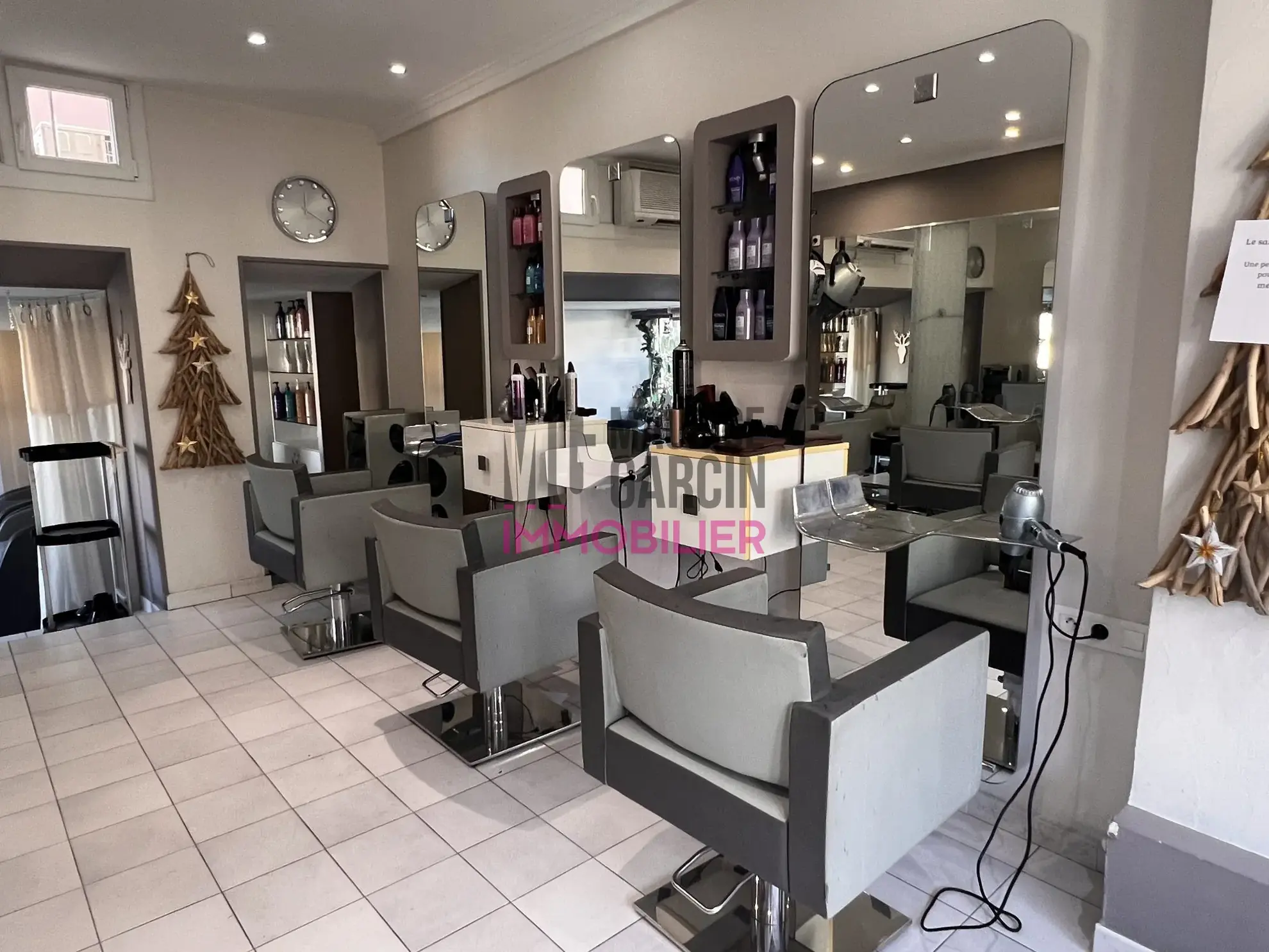 Fonds de commerce en vente à Rognonas, salon de coiffure moderne avec parking 