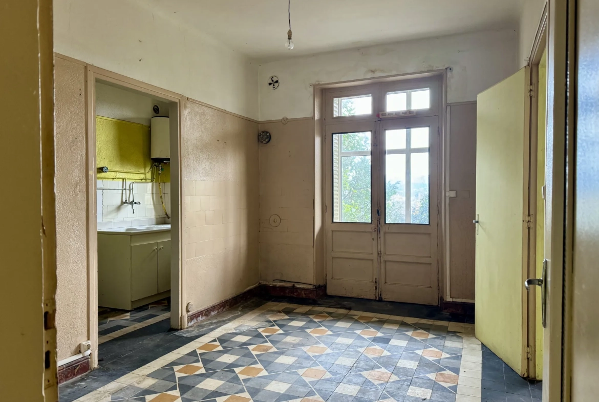 Immeuble de rapport en pierre des années 50 à Aubenas avec 3 appartements 