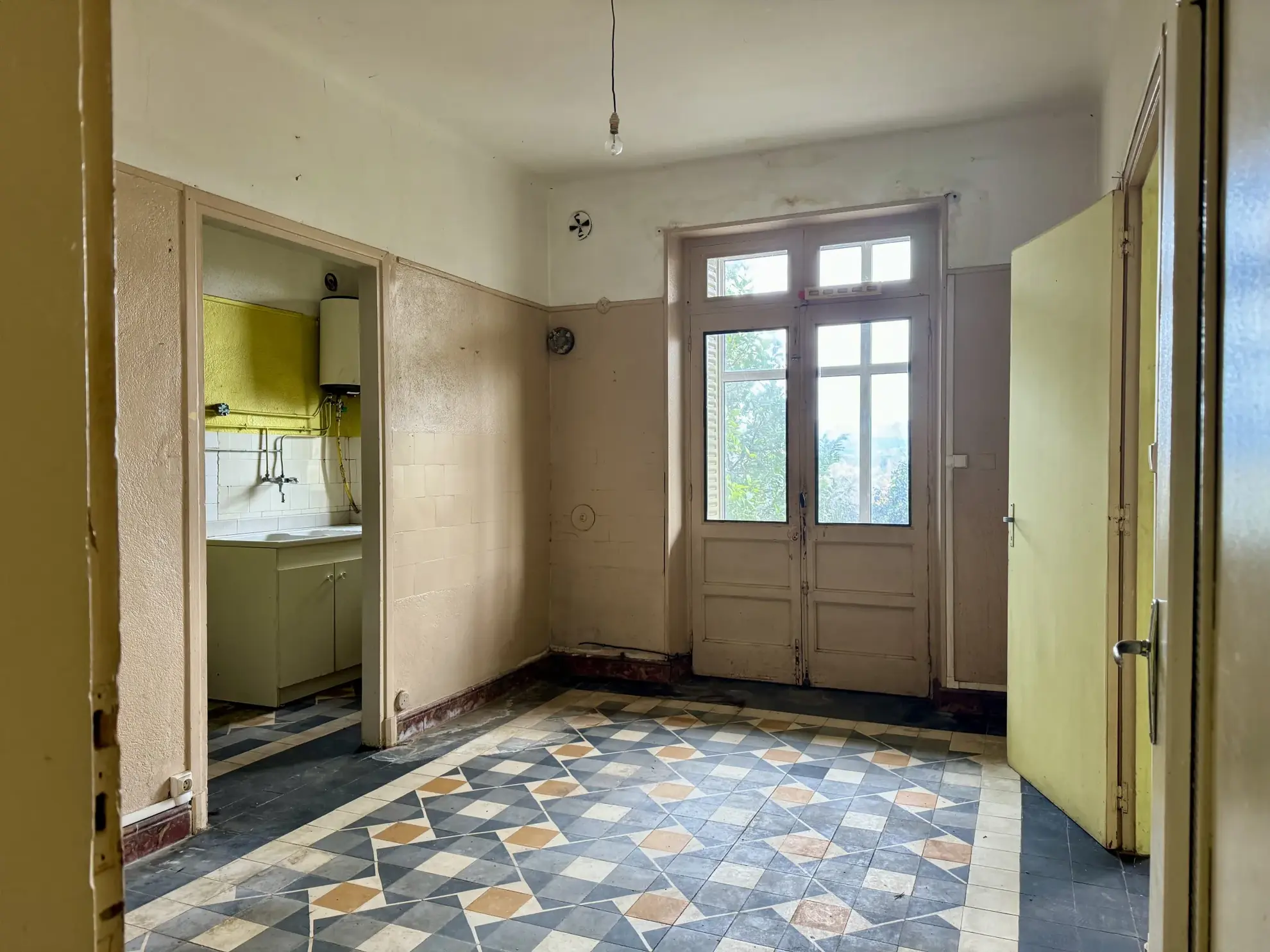 Immeuble de rapport en pierre des années 50 à Aubenas avec 3 appartements 