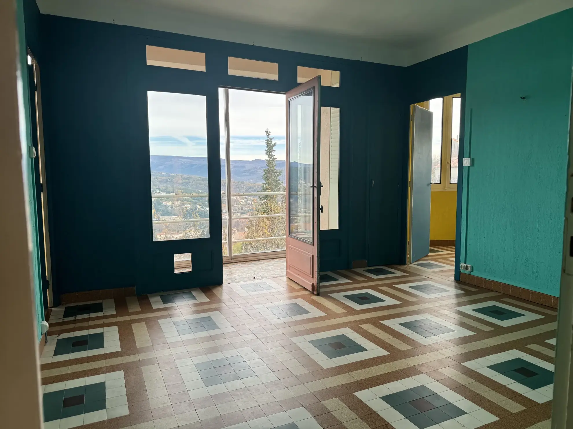 Immeuble de rapport en pierre des années 50 à Aubenas avec 3 appartements 