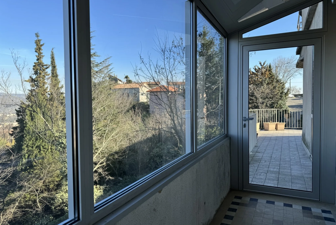 Immeuble de rapport en pierre des années 50 à Aubenas avec 3 appartements 