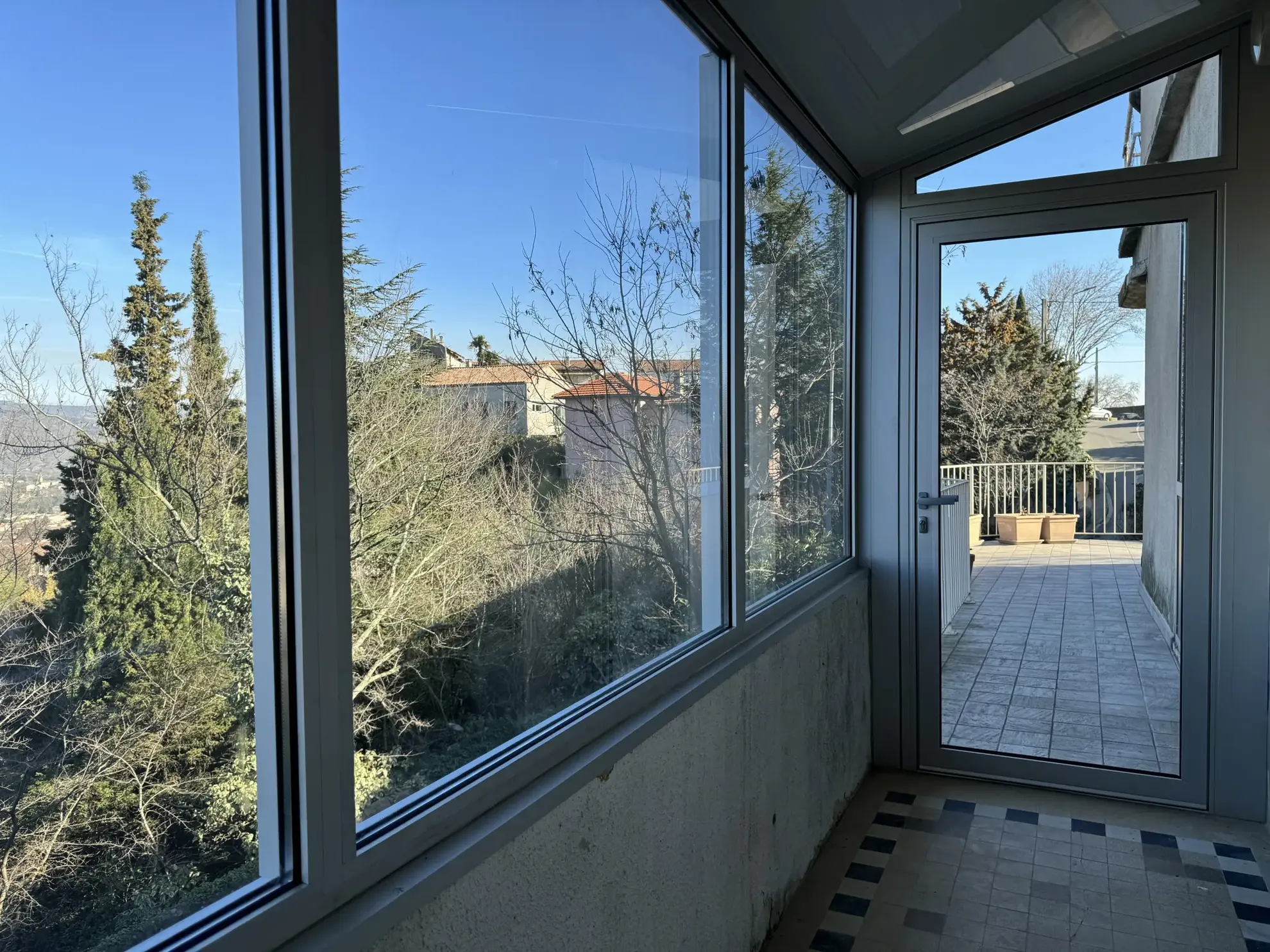 Immeuble de rapport en pierre des années 50 à Aubenas avec 3 appartements 