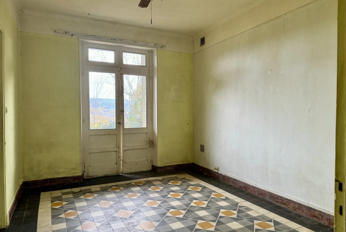 Immeuble de rapport en pierre des années 50 à Aubenas avec 3 appartements 