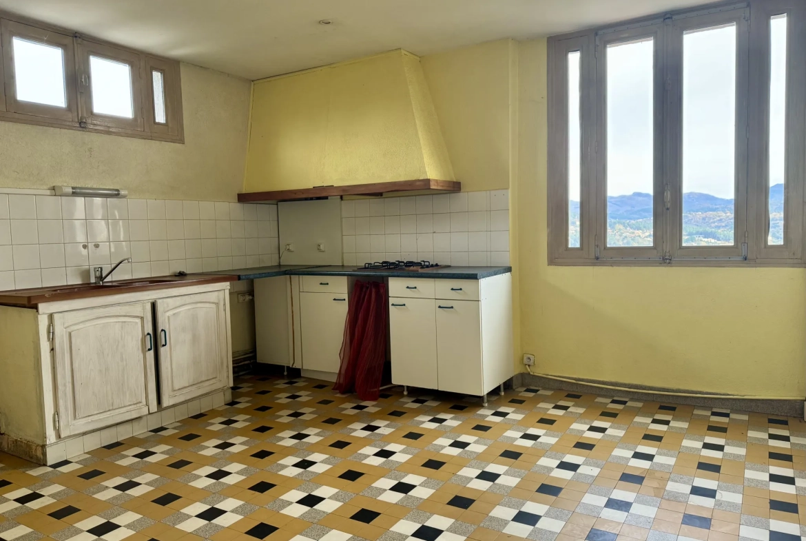 Immeuble de rapport en pierre des années 50 à Aubenas avec 3 appartements 