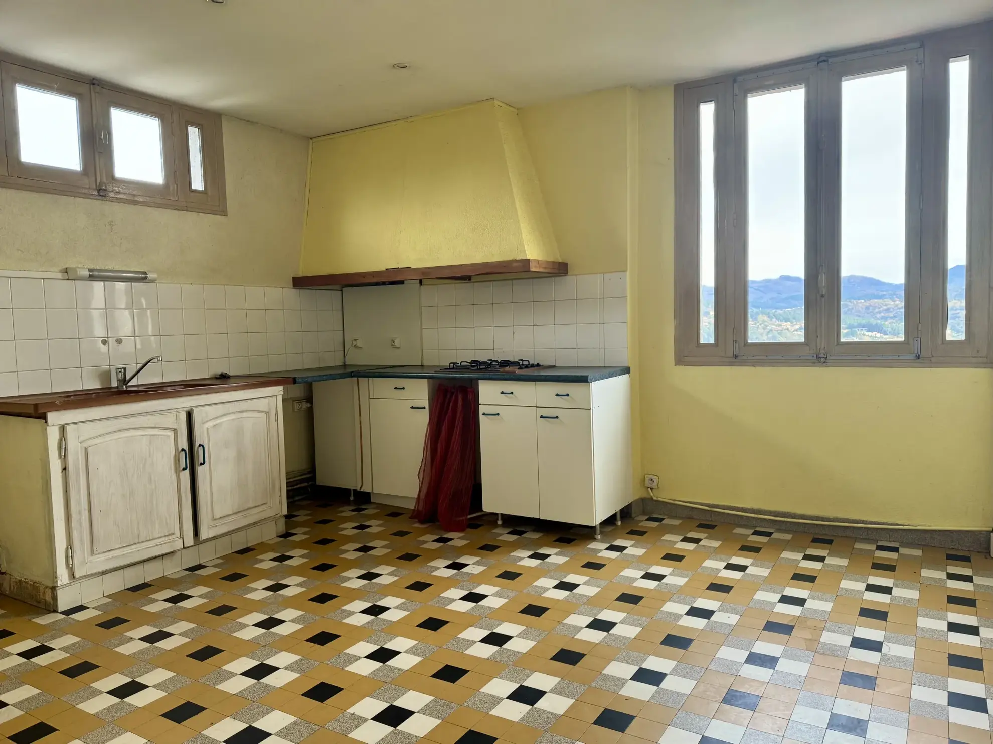 Immeuble de rapport en pierre des années 50 à Aubenas avec 3 appartements 