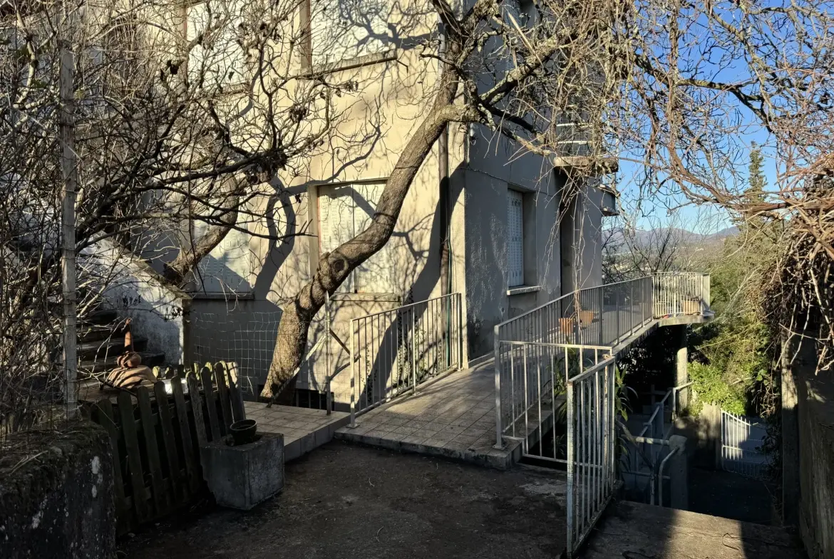 Immeuble de rapport en pierre des années 50 à Aubenas avec 3 appartements 