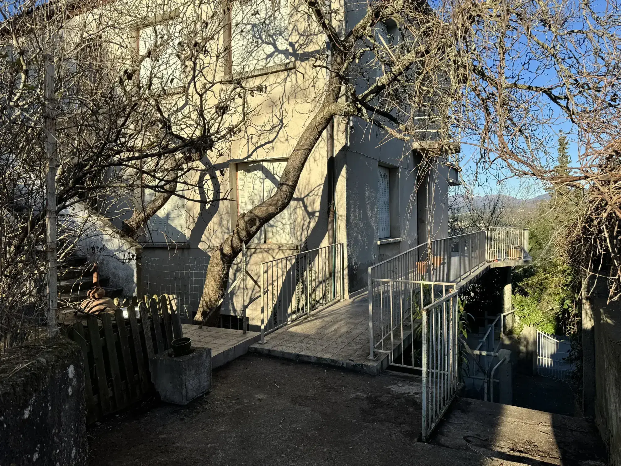 Immeuble de rapport en pierre des années 50 à Aubenas avec 3 appartements 