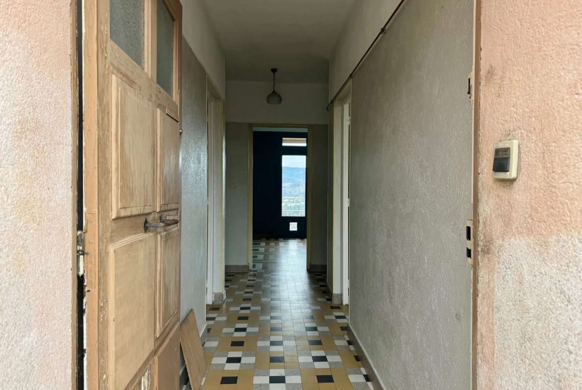 Immeuble de rapport en pierre des années 50 à Aubenas avec 3 appartements 